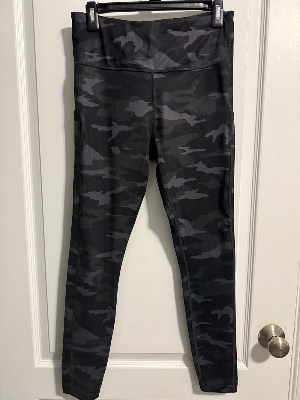Ultimate Camo 7/8 tight 
NWOT
Never worn /washed.  
M-TALL